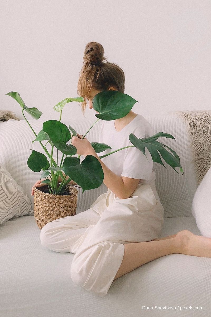 Femme avec plante