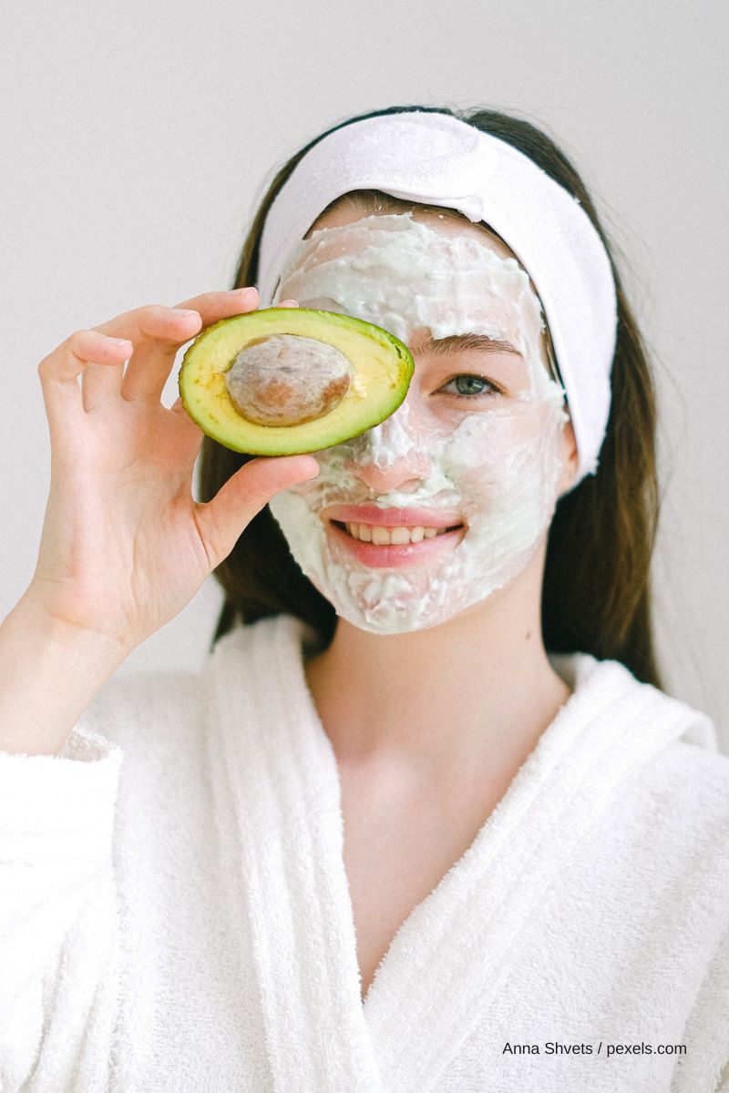 Eine Frau mit einer Wellness Maske