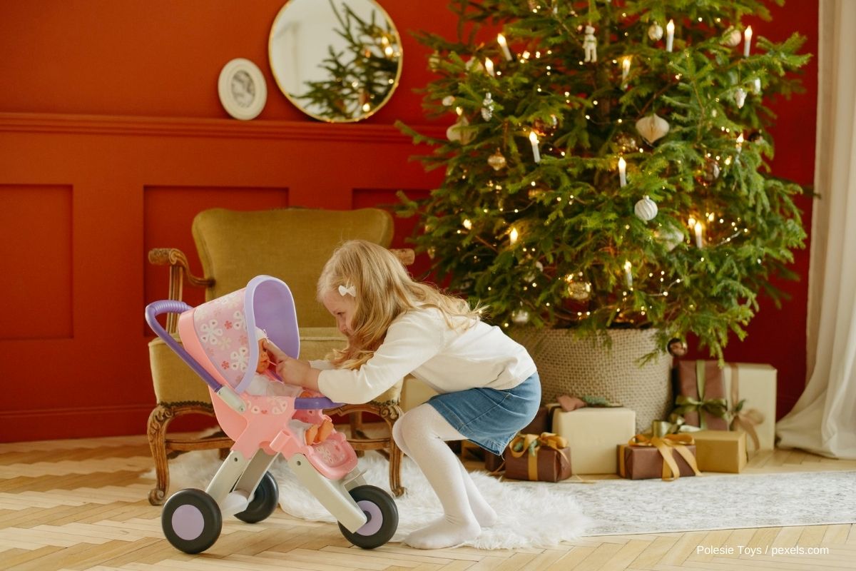 Ein Kind bekommt ein Geschenk zu Weihnachten