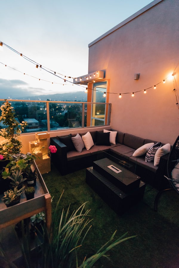 Den Balkon mit Lichterketten gestalten