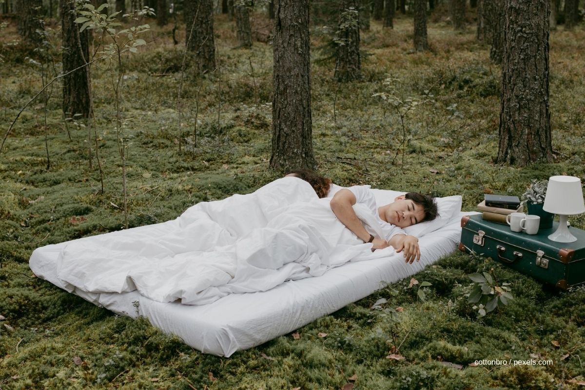 Auf einer Matratze im Wald schlafen