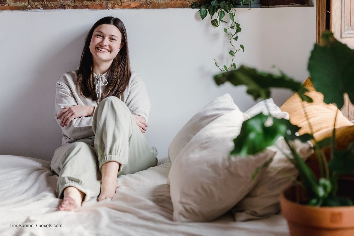 Lächelnde Frau im Schlafzimmer