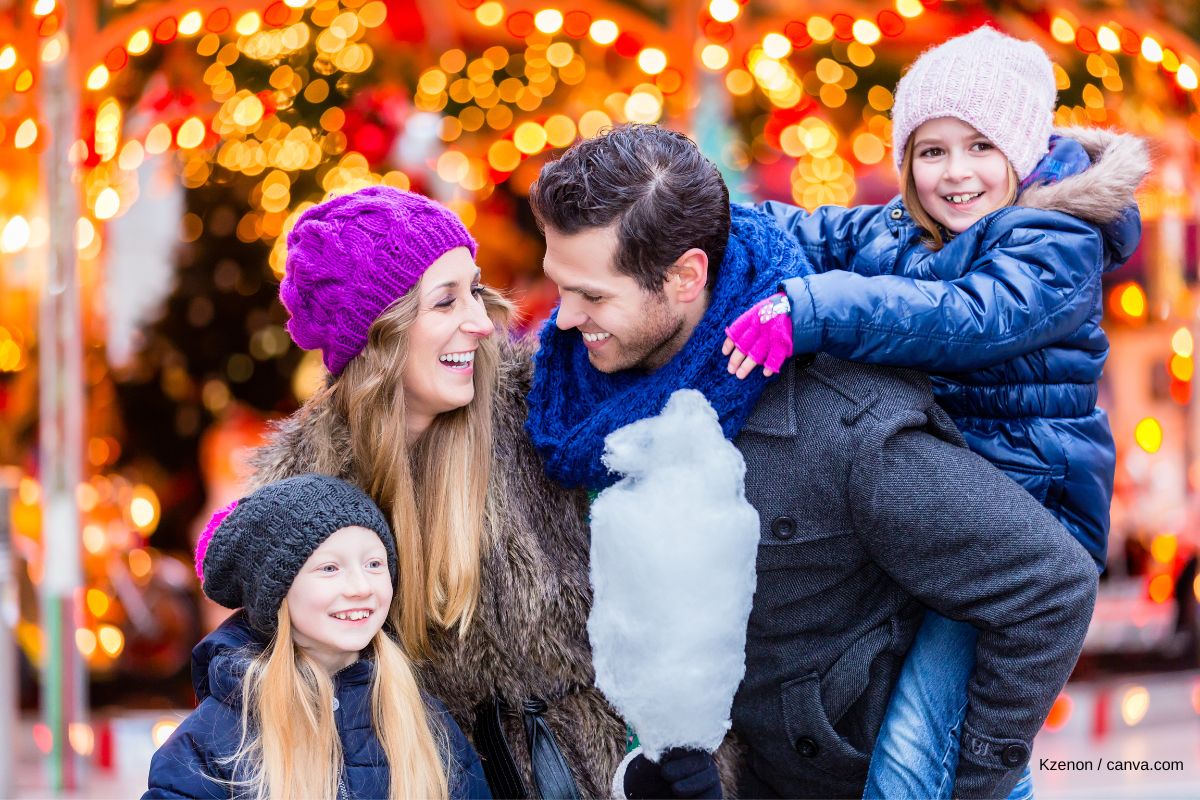 Familie auf dem Weihnachtsmarkt