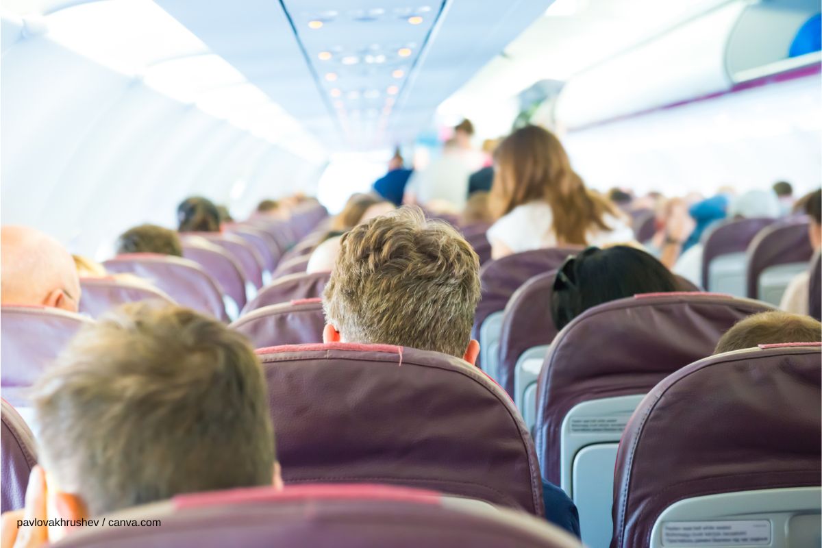 Menschen die in einer Flugzeugkabine sitzen