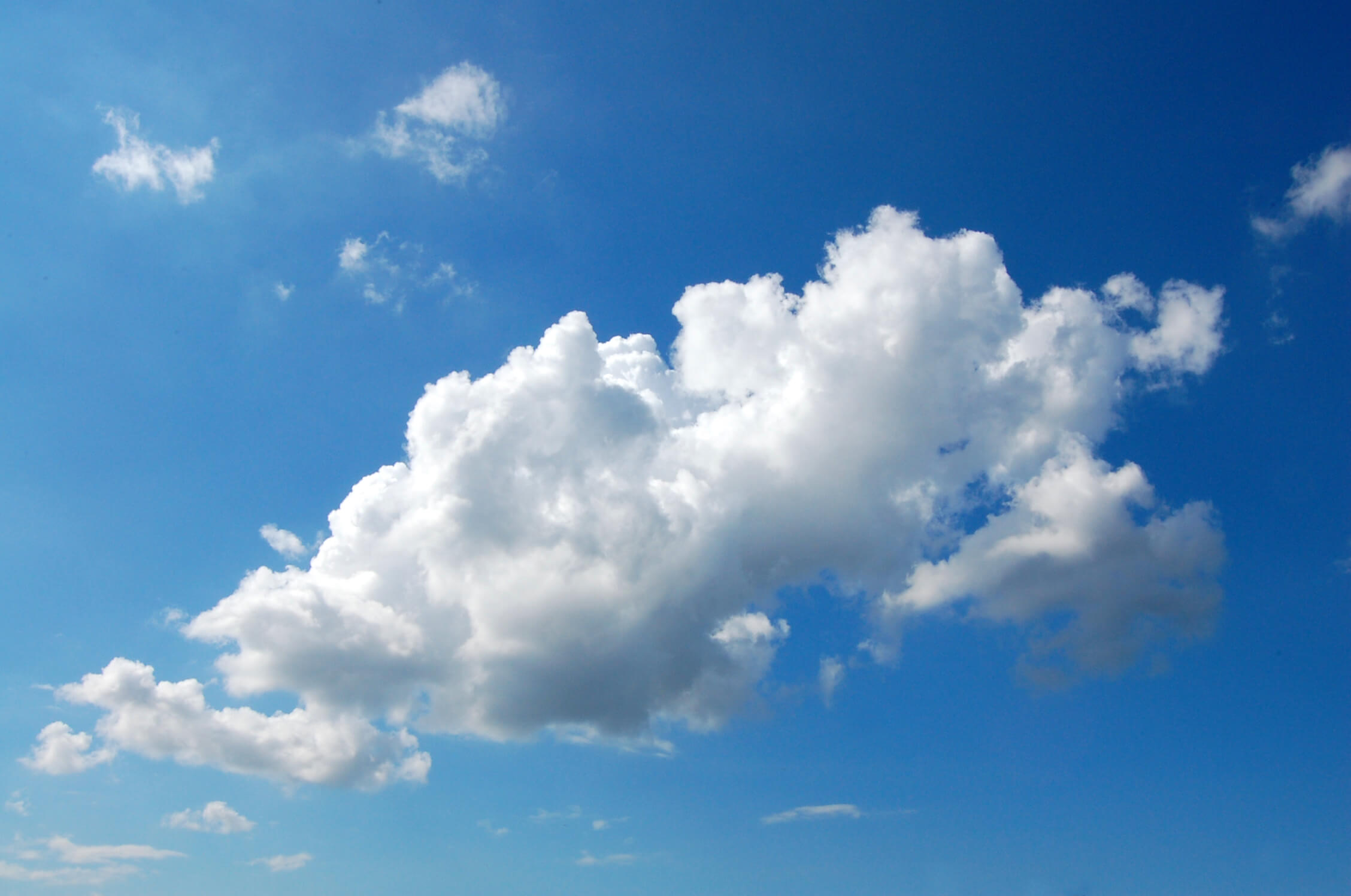 Wolke am blauen Himmel