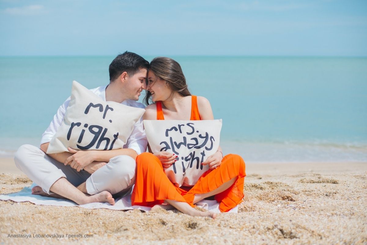 Ein Paar das am Strand sitzt