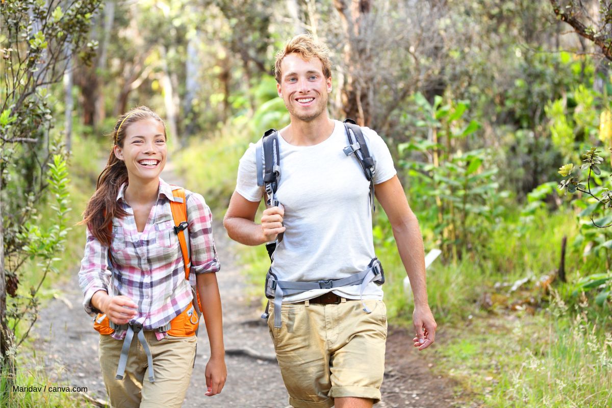 Zwei Menschen machen Outdooraktivitäten